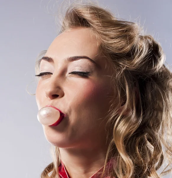 Bella donna soffiando bolla — Foto Stock