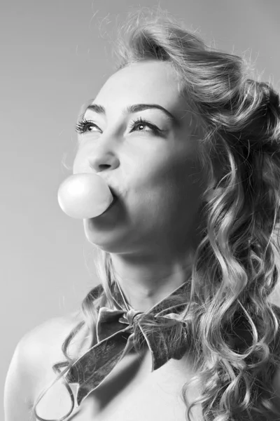 Bella donna soffiando bolla — Foto Stock