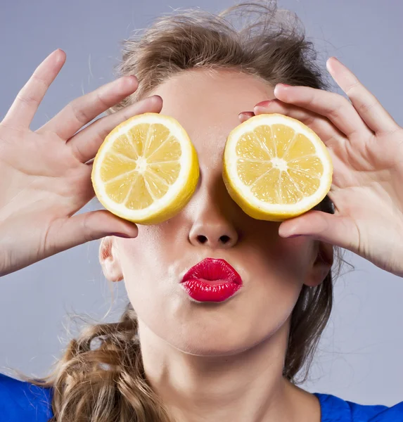 Портрет женщины, держащей свежий лимон — стоковое фото