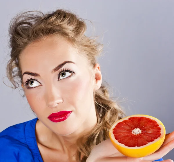 Blondin med grapefrukt, röda läppstift — Stockfoto