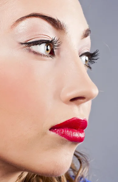 Retrato de una joven hermosa rubia con un maquillaje elegante —  Fotos de Stock