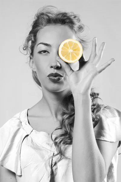 Belle blonde au citron — Photo