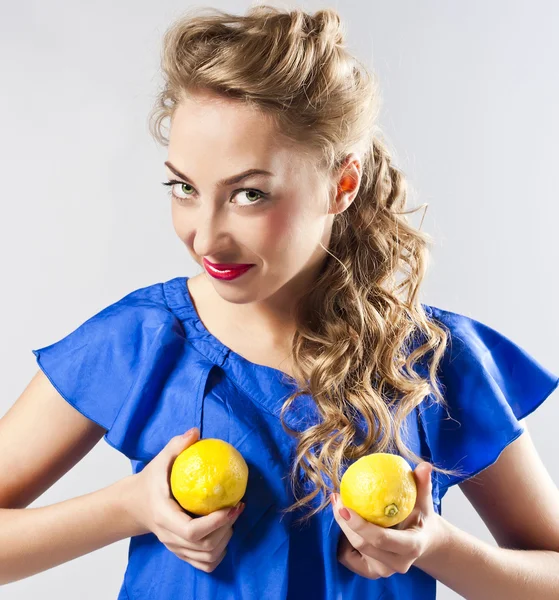Portrait of young beauty woman with lemon — Stock Photo, Image