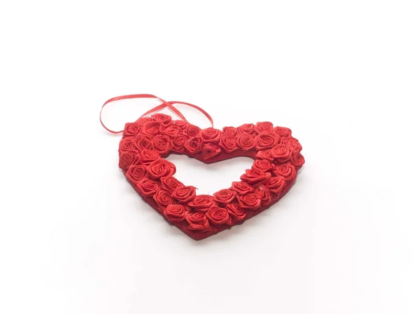 Ett rött hjärta från en massa små rosor — Stockfoto