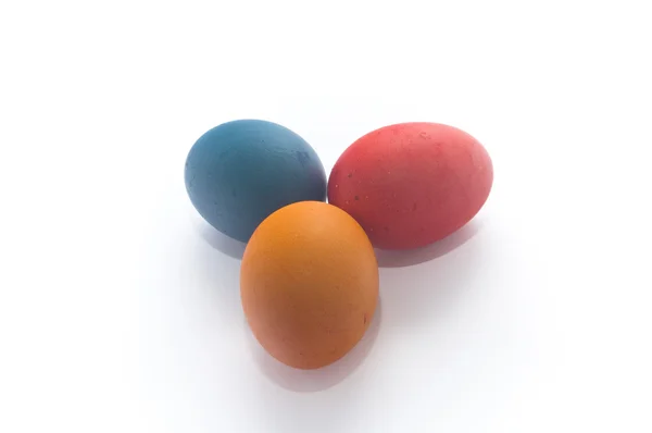 Tres huevos pintados multicolores Pascua — Foto de Stock