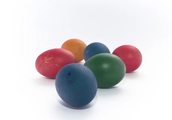 Una gran cantidad de huevos pintados multicolores Pascua — Foto de Stock