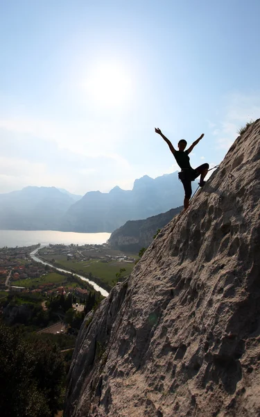 Vrouwelijke rock klimmer met uitgestrekte armen — Stockfoto