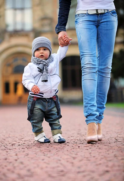 Småbarn hålla mammas hand — Stockfoto