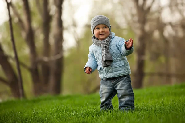 Χαριτωμένο μικρό αγόρι σε ένα πάρκο άνοιξη — Φωτογραφία Αρχείου