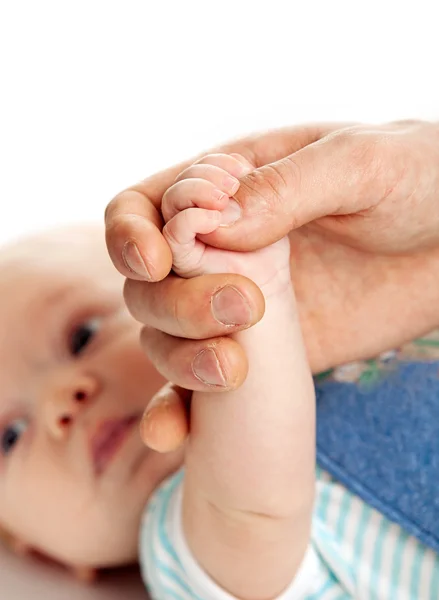Baby jongen bedrijf vaders hand — Stockfoto
