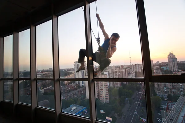 Endüstriyel tırmanıcı bir pencereden bakıyor — Stok fotoğraf