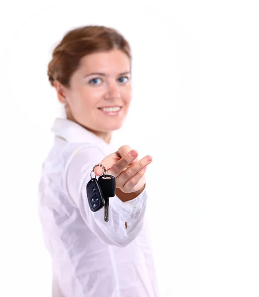 Lächelnde junge Frau mit Autoschlüssel — Stockfoto