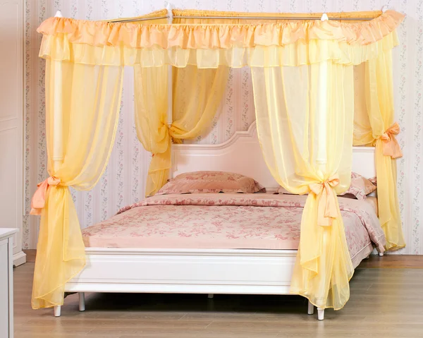 Luxusní postelí s nebesy — Stock fotografie