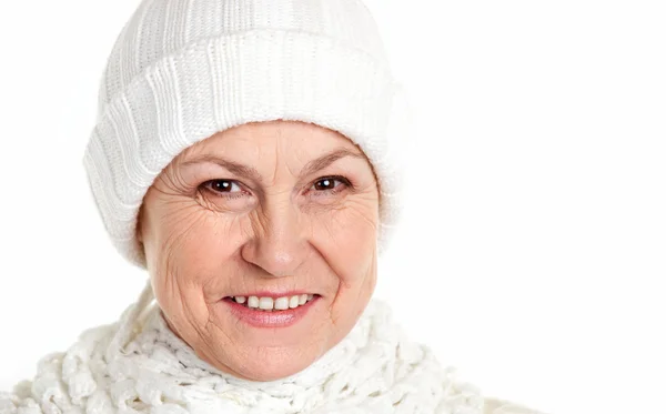 शीतकालीन टोपी में मुस्कुराते परिपक्व महिला — स्टॉक फ़ोटो, इमेज
