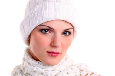 Kış şapkalı güzel kız closeup portresi