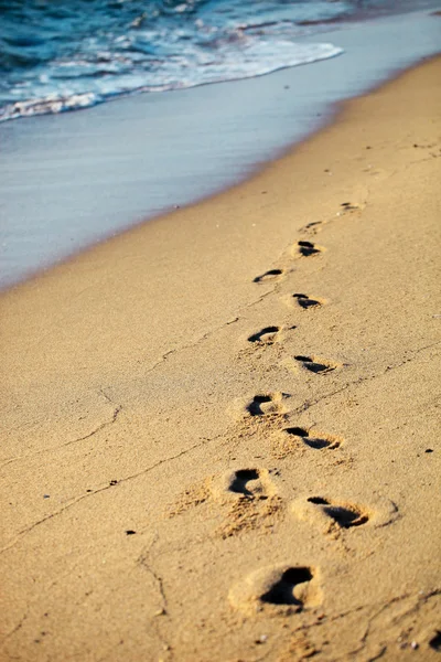 Huellas en la playa de arena — Foto de Stock