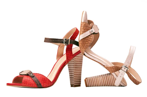 Twee vrouwelijke zomer schoenen over wit, met pad — Stockfoto