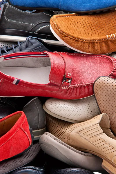 Разнообразный мужской фон обуви — стоковое фото