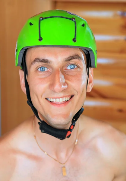 Veselý mladý muž v sportovní ochranná helma — Stock fotografie