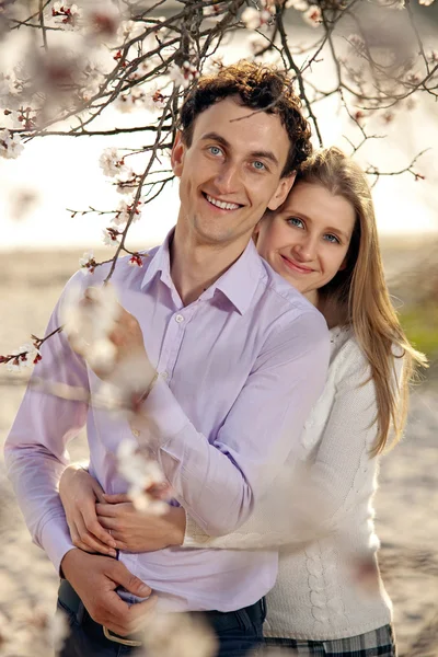 Young romantic couple in spring blossom — Stock Photo, Image
