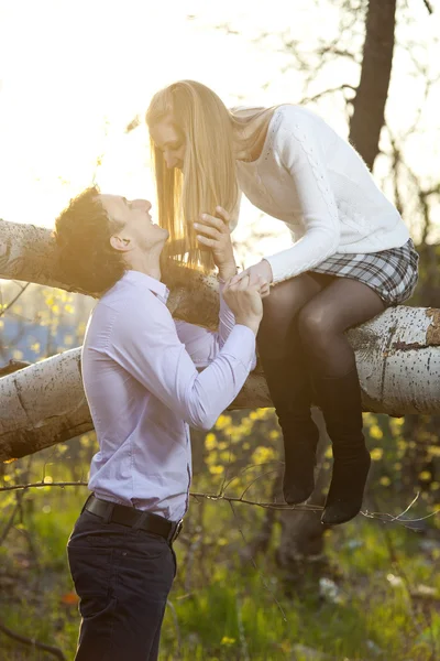 公園でキスをする若いカップル行く — ストック写真