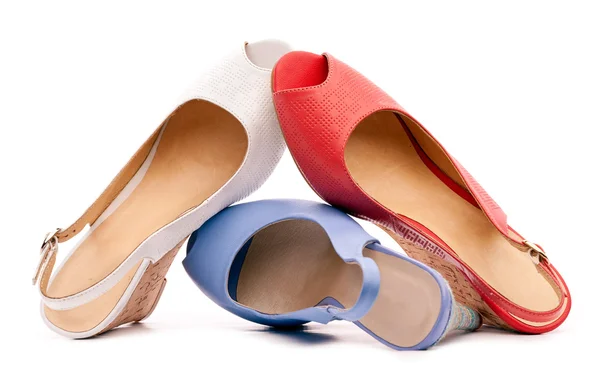Три открытых пальца ноги женщины обувь против белых — стоковое фото