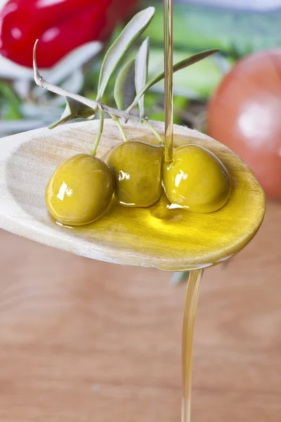 Strumień oleju z oliwek — Zdjęcie stockowe