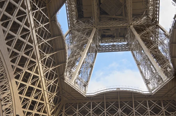 Bajo la torre Eiffel —  Fotos de Stock