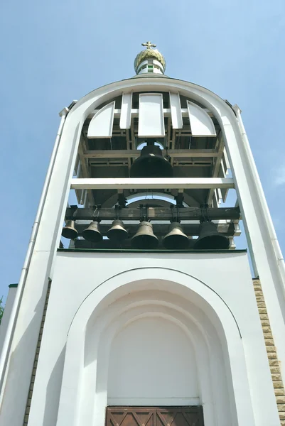 Vita klocktorn är mot blå himmel — Stockfoto