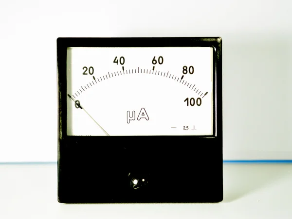 Masanın üzerine siyah amperemeter — Stok fotoğraf