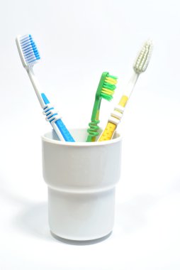 plastik bardak tüm aile, üç diş fırçaları