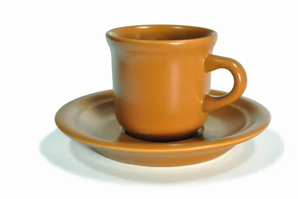 La tazza e il piattino marrone-rosso sulla superficie bianca — Foto Stock
