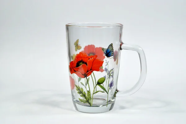 La taza de vidrio con amapolas rojas pintadas — Foto de Stock