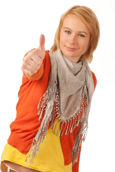 Jovem mulher mostrando polegar para cima e sorri — Fotografia de Stock