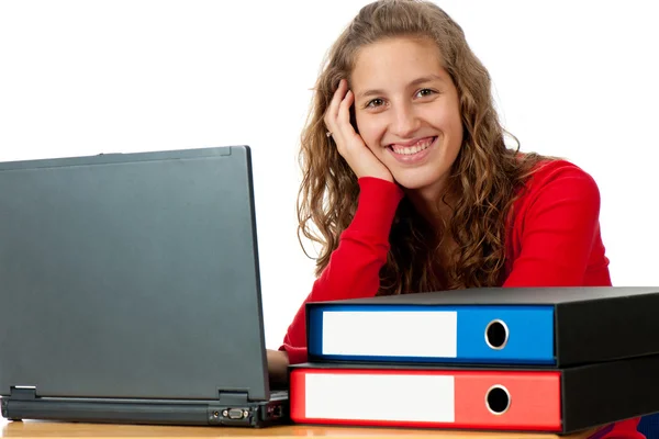 Muchacha joven atractiva que trabaja en el ordenador portátil — Foto de Stock