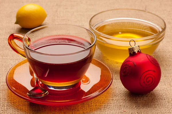 Herbata owocowa ciepły w filiżance szkła na stole — Zdjęcie stockowe