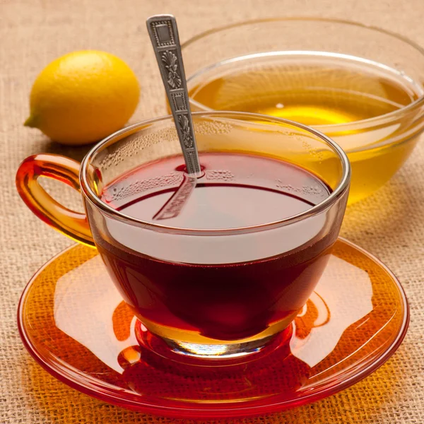 温暖水果茶在桌上的玻璃杯子 — 图库照片