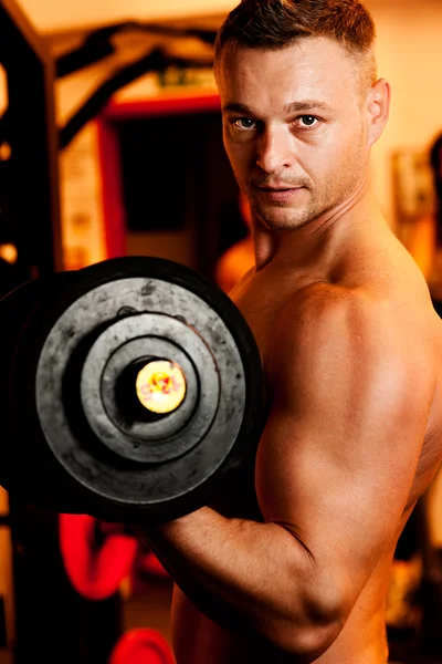 Hombre ejercitando los músculos de su brazo levantando dos pesas sin pesas — Foto de Stock