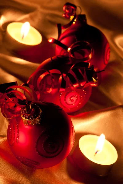 Červené ozdoby ve světle svíček — Stock fotografie