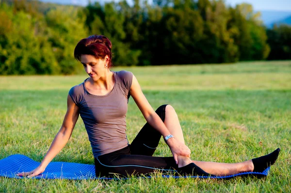 Kadın pratik yoga açık park — Stok fotoğraf