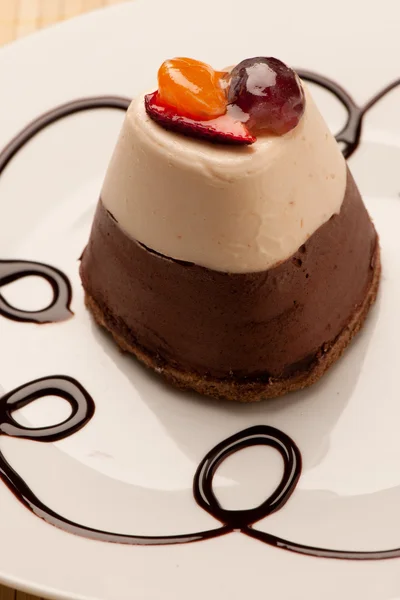 Κέικ σοκολάτας με φρούτα διακόσμηση — Φωτογραφία Αρχείου