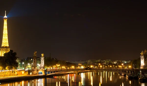 PARIGI - 25 SETTEMBRE: Torre Eiffel con illuminazione notturna — Foto Stock