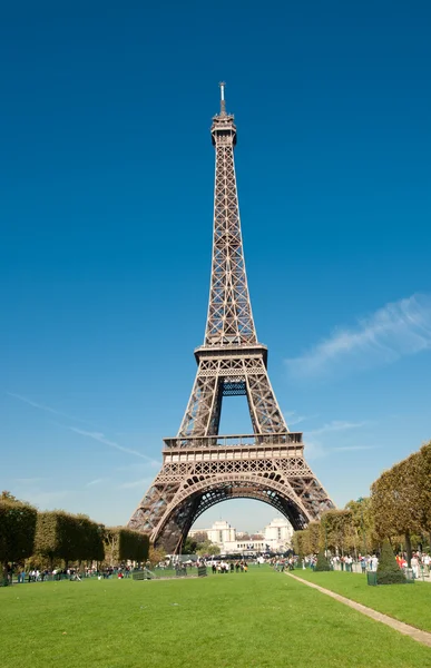 La Torre Eiffel alla luce del sole del mattino a Parigi Francia — Foto Stock