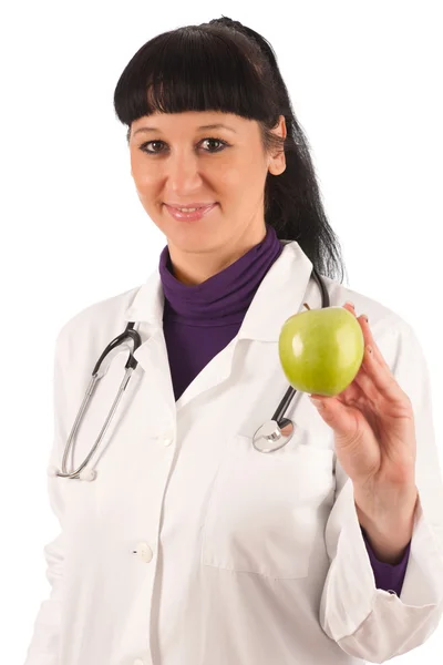Врач - женщина в белом медицинском платье со стетоскопом — стоковое фото