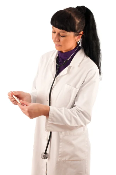 Doutor - mulher em vestido médico branco com estetoscópio verificando — Fotografia de Stock
