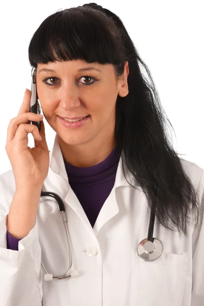 Vänlig kvinnlig läkare i labbrock med stetoskop talar med — Stockfoto