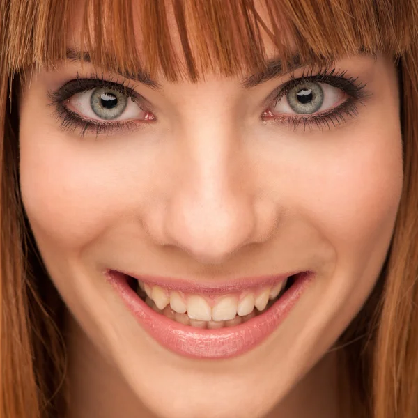 Skönhet porträtt porträtt av söt glad ung brunett flicka isola — Stockfoto