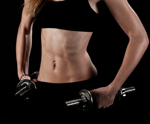 Junges, fittes Mädchen, das mit Gewichten trainiert - Porträt der hübschen Frau — Stockfoto