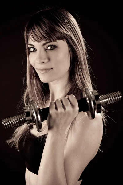 Joven chica en forma haciendo ejercicio con pesas - Retrato de guapa que —  Fotos de Stock