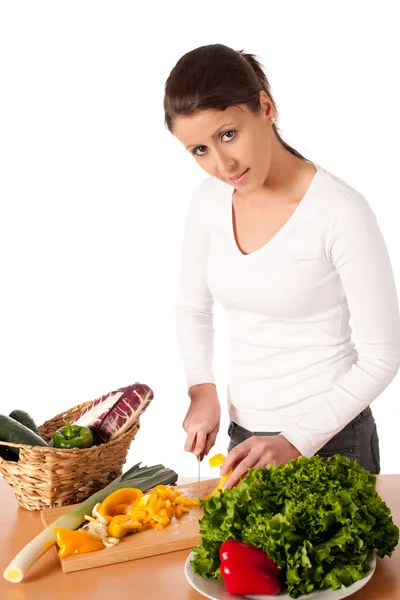 Jolie jeune femme coupant des légumes et préparant des repas — Photo